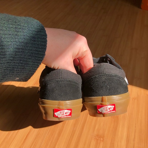 Authentic Vans skateboarding shoes (practically brand new) - Picture 5 of 8
